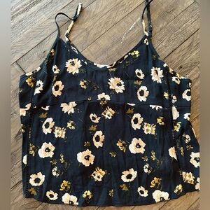 🛍️ $5 SALE - Sunday Best Floral Tank, slightly cropped, size small.